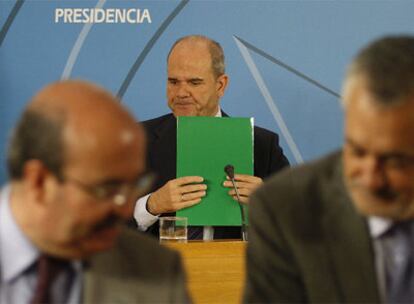 Al fondo, Chaves, y en primer término Griñán (derecha) y Zarrías el pasado julio.