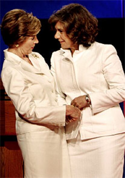 Probablemente sus asesores han coincidido en los detalles. Laura Bush y Teresa Heinz Kerry han acudido a la importante cita con un traje muy similar. Ambas saben que el debate puede inclinar la balanza en las elecciones.