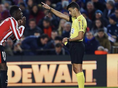 Iñaki Williams protesta al árbitro Gil Manzano.