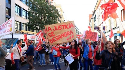 Los funcionarios de Justicia se manifiestan frente al ministerio.