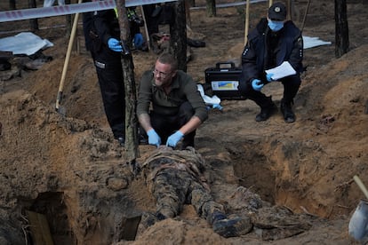 Exhumación el sábado de un cuerpo en un pinar de Izium, este de Ucrania, el sábado.