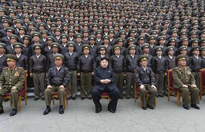 El líder norcoreano Kim Jong Un (c), posa, el pasado 17 de abril, con el personal militar de alto rango y otros participantes a reunión del Ejército Popular Coreano (EPC ) en Pyongyang.