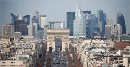 Vista de La Defense y el Arco del Triunfo de París