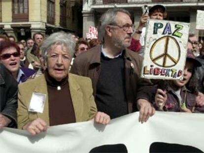 Asunción Balaguer, viuda de Francisco Rabal, hoy en la protesta frente al ministerio de Exteriores.