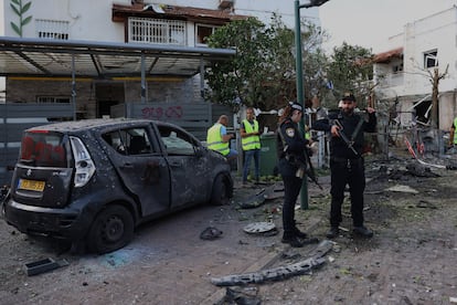 Lugar en el que ha impactado un misil supuestamente lanzado por Hezbolá desde Líbano en Kiryat Bialik, este domingo.