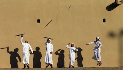 Un grupo de niños realizan una tradicional danza durante las celebraciones del 44º aniversario del establecimiento de los Emiratos Árabes Unidos, en Sharjah.