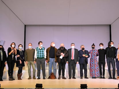 Atxaga, Aburto y Bieito (en el centro), acompañados por el elenco de actores y actrices de la obra, en el Teatro Arriaga.