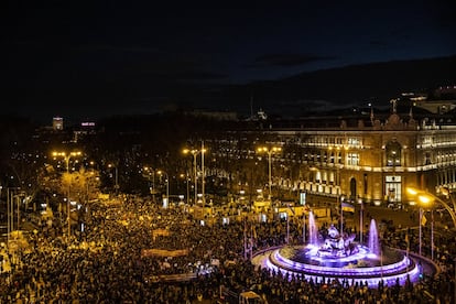 Vista general de la plaza de Cibeles de Madrid durante la manifestación convocada por la Comisión 8-M. Más de 50.000 personas participaron en la marcha de esta organización (la convocante de anteriores ediciones), que discurrió este martes desde Atocha hasta la plaza de Colón; y otras 3.000 lo hicieron en la convocatoria que transitó por la Gran Vía madrileña, según datos de la Delegación del Gobierno en la capital.