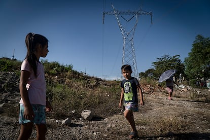 Un par de niños juegan en el Municipio de Chiapa de Corzo, en Chiapas, el 02 de Diciembre de 2020.  La crisis del coronavirus ha dejado a millones de estudiantes fuera de las escuelas.