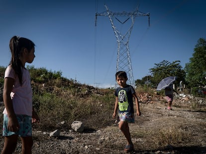 Un par de niños juegan en el Municipio de Chiapa de Corzo, en Chiapas, el 02 de Diciembre de 2020.  La crisis del coronavirus ha dejado a millones de estudiantes fuera de las escuelas.