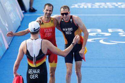 El triatleta español Daniel Molina celebra junto al alemán Max Gelhaar y el neerlandés Nico Van Der Burgt, este lunes.
