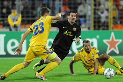 Messi se interna con el balón entre dos rivales del Bate Borisov.