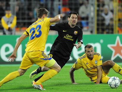 Messi se interna con el balón entre dos rivales del Bate Borisov.