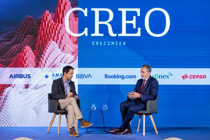 Nuño Rodrigo (a la izquierda), subdirector de CincoDías, y Ricardo Rojas. presidente de aviones comerciales en Airbus España.