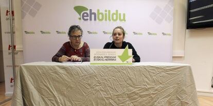 Ainhoa Beola (derecha) y Arantza Urkaregi, durante su rueda de prensa en San Sebastián.