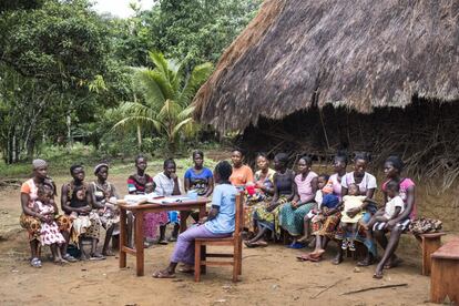 En Pujehun, Sierra Leona, las adolescentes que han sido forzadas a casarse asisten a través de Save the Children a charlas y talleres de empoderamiento para que conozcan sus derechos. En total, alrededor de 7,5 millones de niñas en todo el mundo son obligadas a casarse cada año, y cerca de 100 millones no están protegidas contra el matrimonio infantil por las leyes de sus países. 