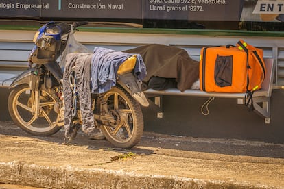 'Delivery' durmiendo en una parada de colectivo sobre la avenida Eusebio Ayala de Asunción.