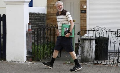 Jeremy Corbyn surt de casa seva a Londres l'11 de setembre de 2015.
