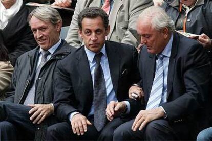 Nicolas Sarkozy, en el centro, ayer durante un partido del torneo de tenis de Roland Garros.