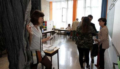 Una dona prepara el seu vot en un col·legi al País Basc.