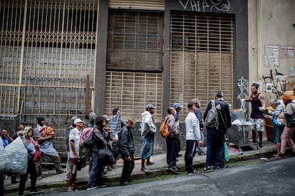 Personas sin techo hacen cola para recibir un plato de comida en una calle de São Paulo (Brasil), el 21 de octubre de 2022.