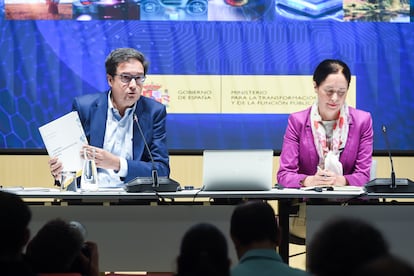 El ministro para la Transformación Digital y de la Función Pública, Óscar López, y la secretaria de Estado de Función Pública, Clara Mapelli, este lunes en el ministerio.