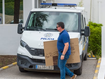 Un operativo lleva a cabo un registro en las instalaciones del Ayuntamiento de Sant Josep, este martes en la localidad ibicenca.