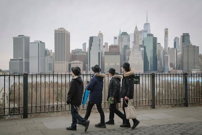 Unos muchachos, en el barrio, con el bajo Manhattan al fondo.Seila montes