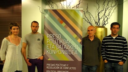 Representantes del colectivo EPPK, en el acto de Bilbao.