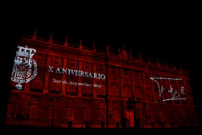 Proyección sobre la fachada de la Puerta del Príncipe del Palacio Real, dentro de las actividades del décimo aniversario de la proclamación de Felipe VI como Rey de España.
