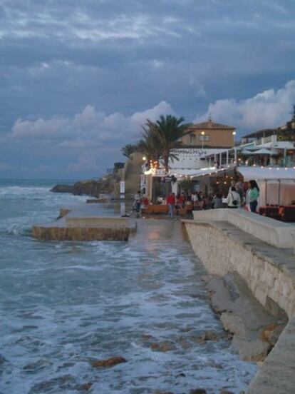 Las olas han invadido la playa del Arenal, en Xàbia, y el agua ha llegado hasta el paseo marítimo.