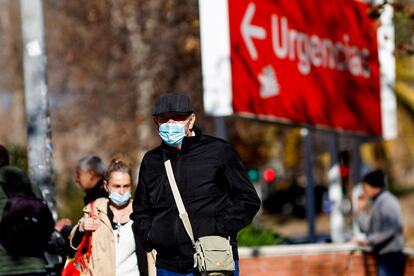 Personas con  mascarillas caminan en el entorno de un centro sanitario en Madrid a principios de enero.