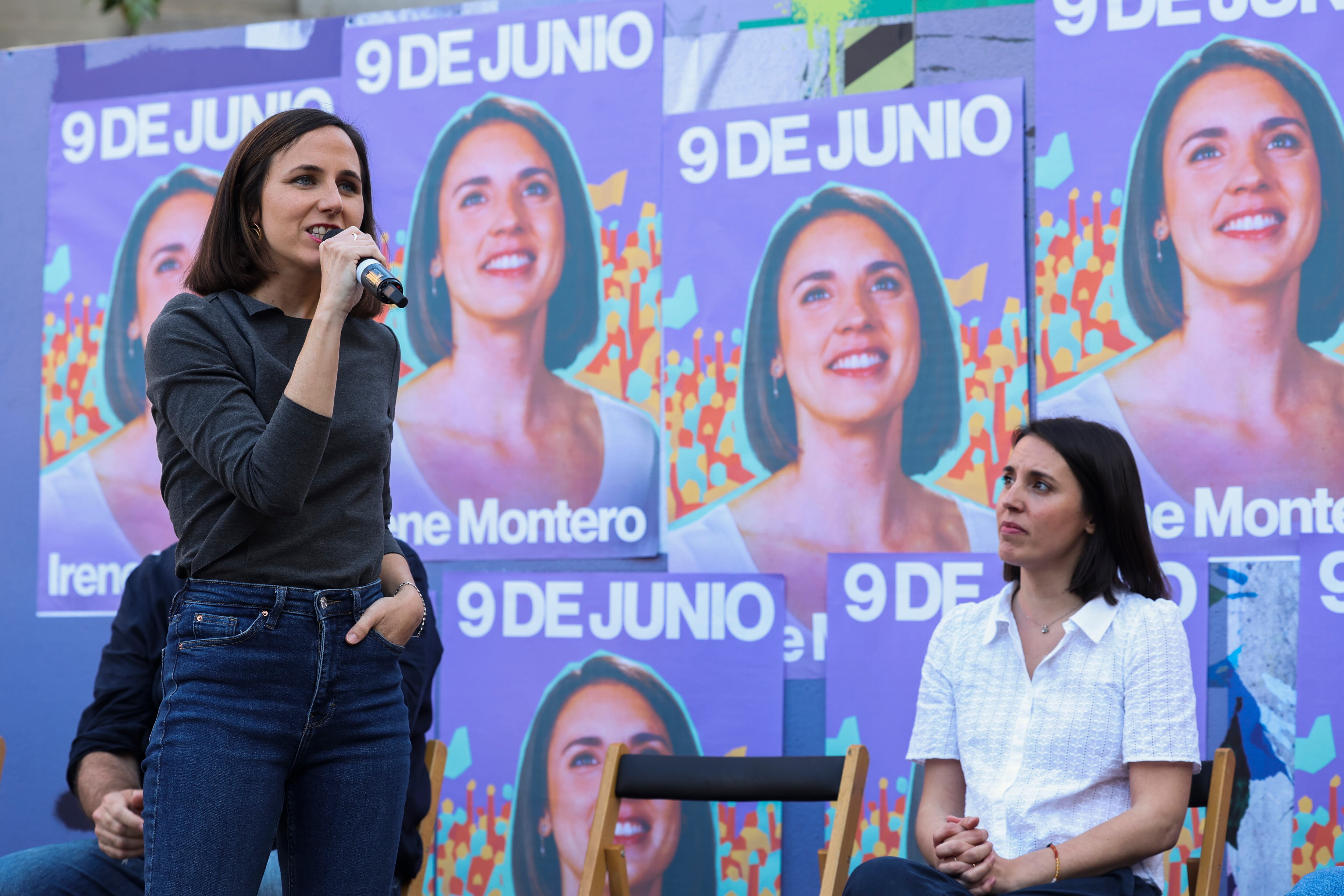 La candidata de Podemos Irene Montero (derecha), durante la intervención de la secretaria general de Podemos, Ione Belarra, durante el acto de inicio de la campaña de las elecciones europeas celebrado en Madrid, el 23 de mayo. 