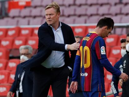 Koeman saluda a Messi, en el partido del Barcelona ante el Celta en el Camp Nou.