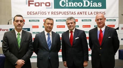 Jorge Rivera, director de Cinco Días; Paulino Rivero, presidente de Canarias; Enrique García Candelas, director general de banca minorista del Santander, y Jaime Barrio, director territorial del Santander en Canarias.