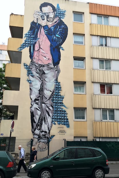 PARÍS. La junta del distrito XIII ha impulsado este grafiti. 
