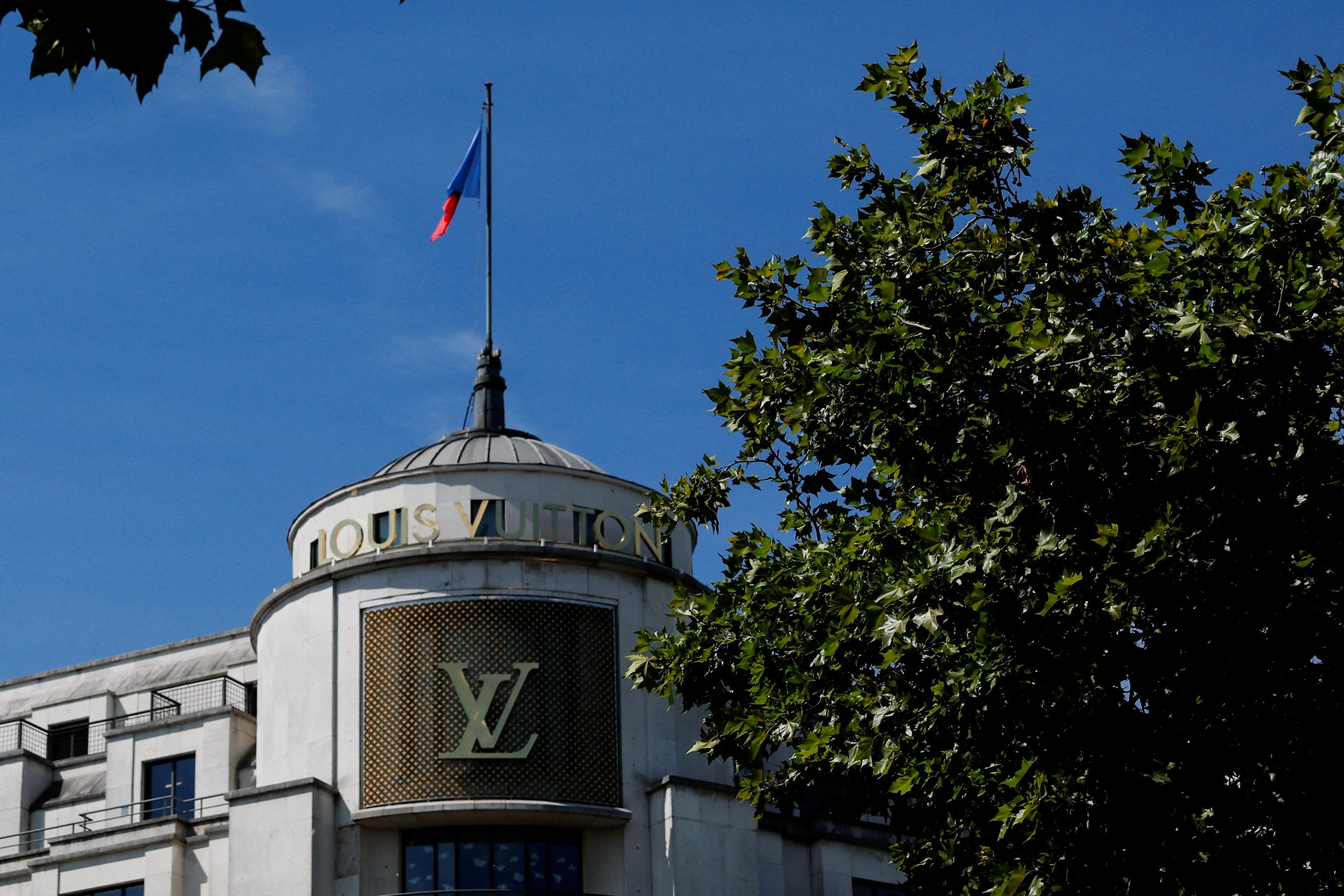 Tienda Louis Vuitton en los Campos Elíseos de París