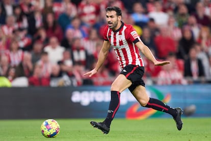 Mikel Balenziaga controla el balón durante el Athletic-Barça de esta temporada.