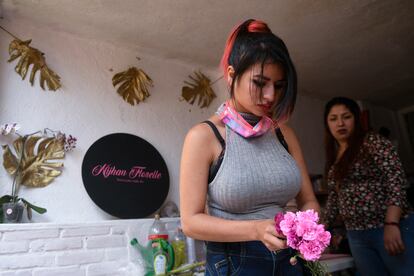 Patricia Gálvez trabaja como becaria en una floristería en Ciudad de México.