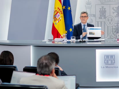 El ministro de la Presidencia, Justicia y Relaciones con las Cortes, Félix Bolaños, durante la rueda de prensa posterior al Consejo de Ministros, este martes en el Palacio de La Moncloa.