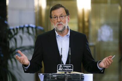 Mariano Rajoy, durante la rueda de prensa que ofreci&oacute; ayer tras su reuni&oacute;n con Albert Rivera.