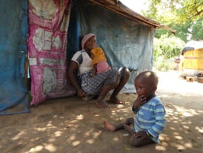 Las mujeres, a menudo al cuidado de sus hijos, son víctimas significativamente más vulnerables en el conflicto de Cabo Delgado, según un informe de Ayuda en Acción. En la imagen, una mujer junto a su hijo en el campo de desplazados de Maringanha.
