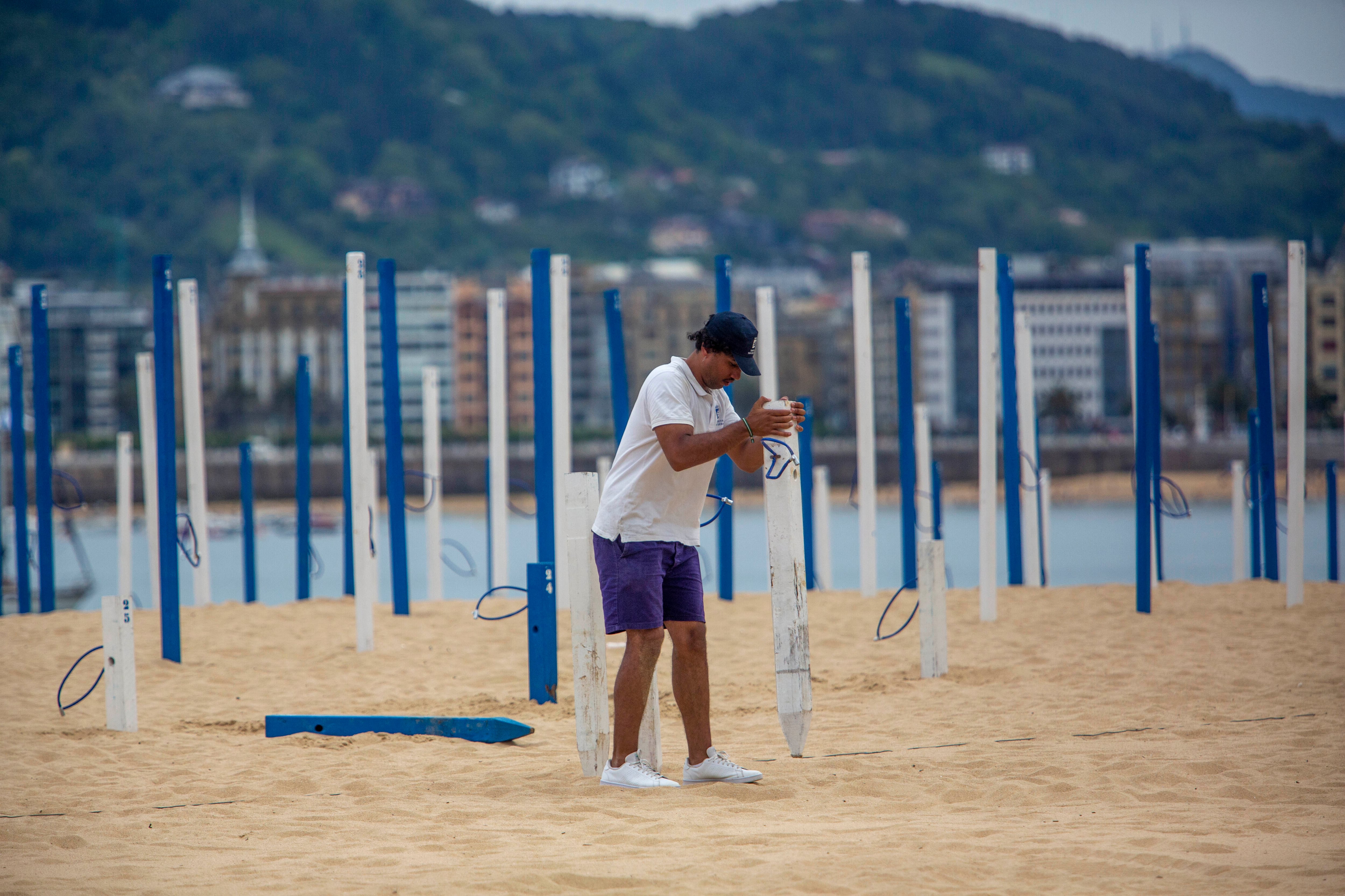 La playa de La Concha se achica: San Sebastián perderá 150 toldos este verano