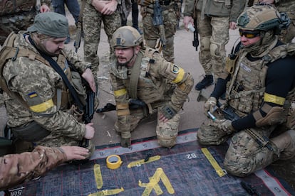Civiles y veteranos participan en un simulacro de entrenamiento militar, en Kiev, el sábado.