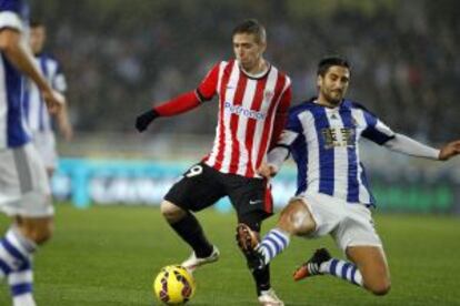 Iker Muniain conduce el balón, ante Markel Bergara.