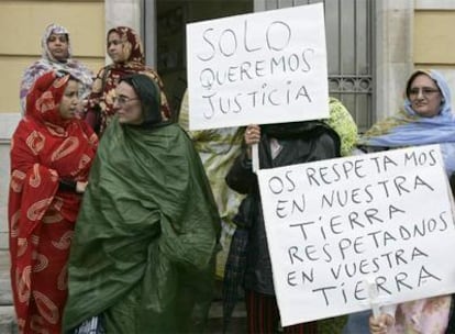 Familiares de la mujer mauritana protestan ayer ante la Audiencia Provincial.