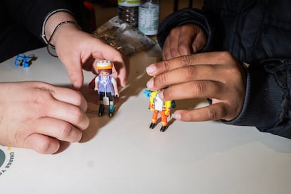 
María y Sebastián, jugando con los 'playmóbiles' que le han regalado al niño.
