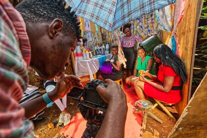 Mujeres de Bulambuli diseñan joyas, bolsos y vestuario para el rodaje de 'Money makes money'