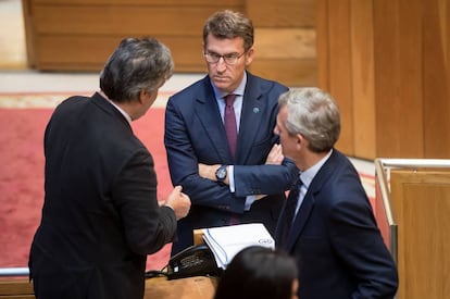Feijóo conversa con Pedro Puy y Alfonso Rueda en el Parlamento.