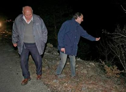 El alcalde de Hecho (Huesca), Luis Gutiérrez, señala el lugar donde fue encontrado muerto Miguel Grima.